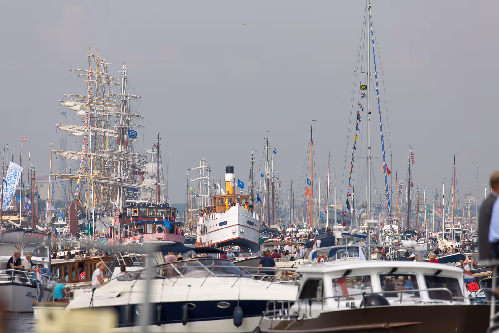 Drukke haven met feestelijke schepen