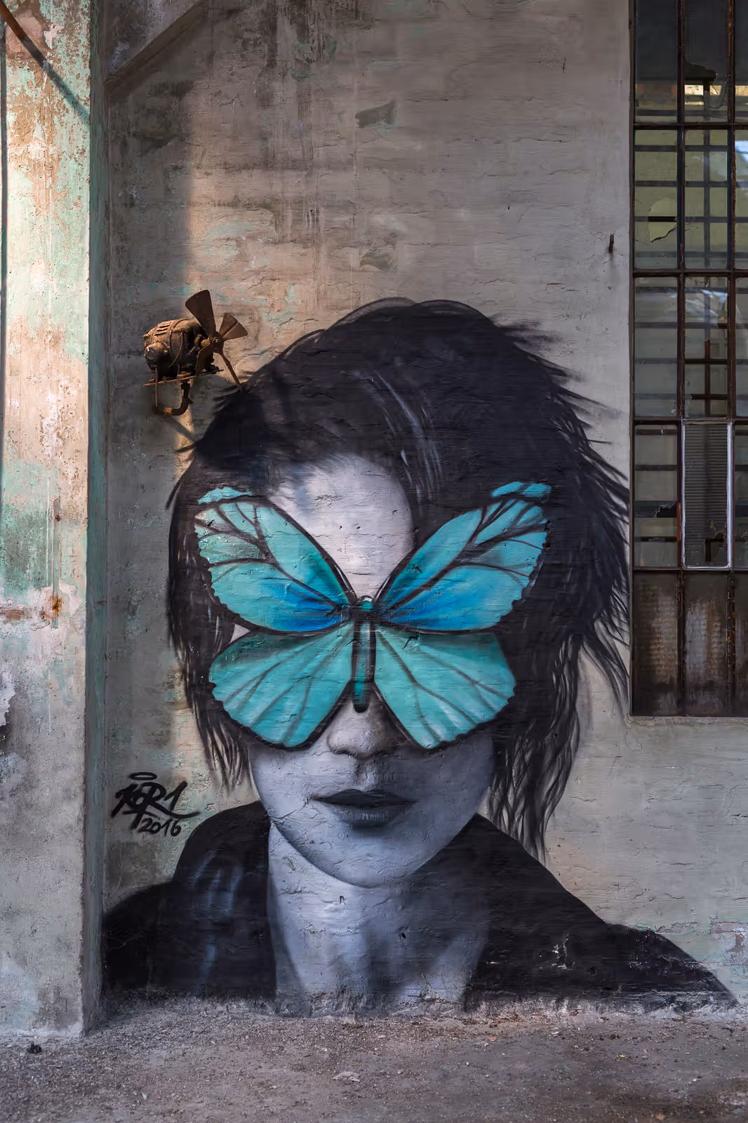 Portret met turquoise vlinder