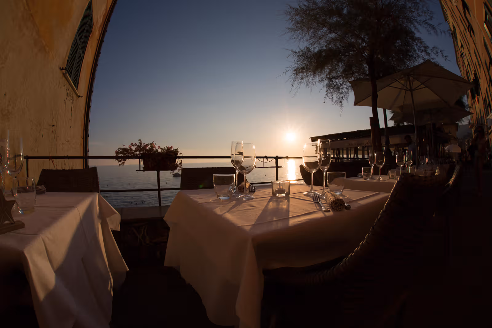 Terras bij zonsondergang