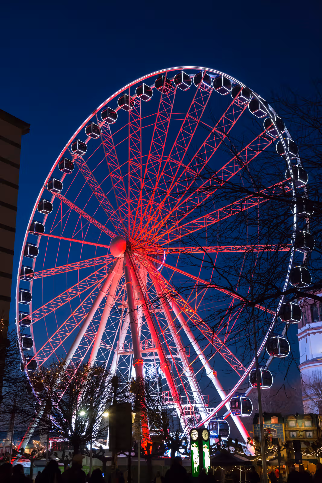 Verlicht reuzenrad bij avond