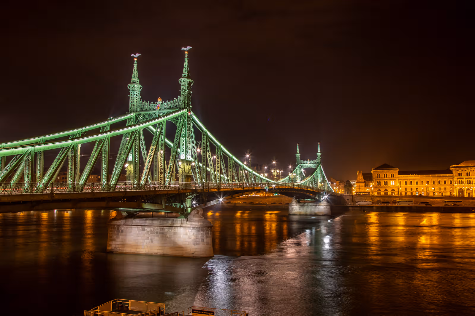 Groen verlichte brug bij avond