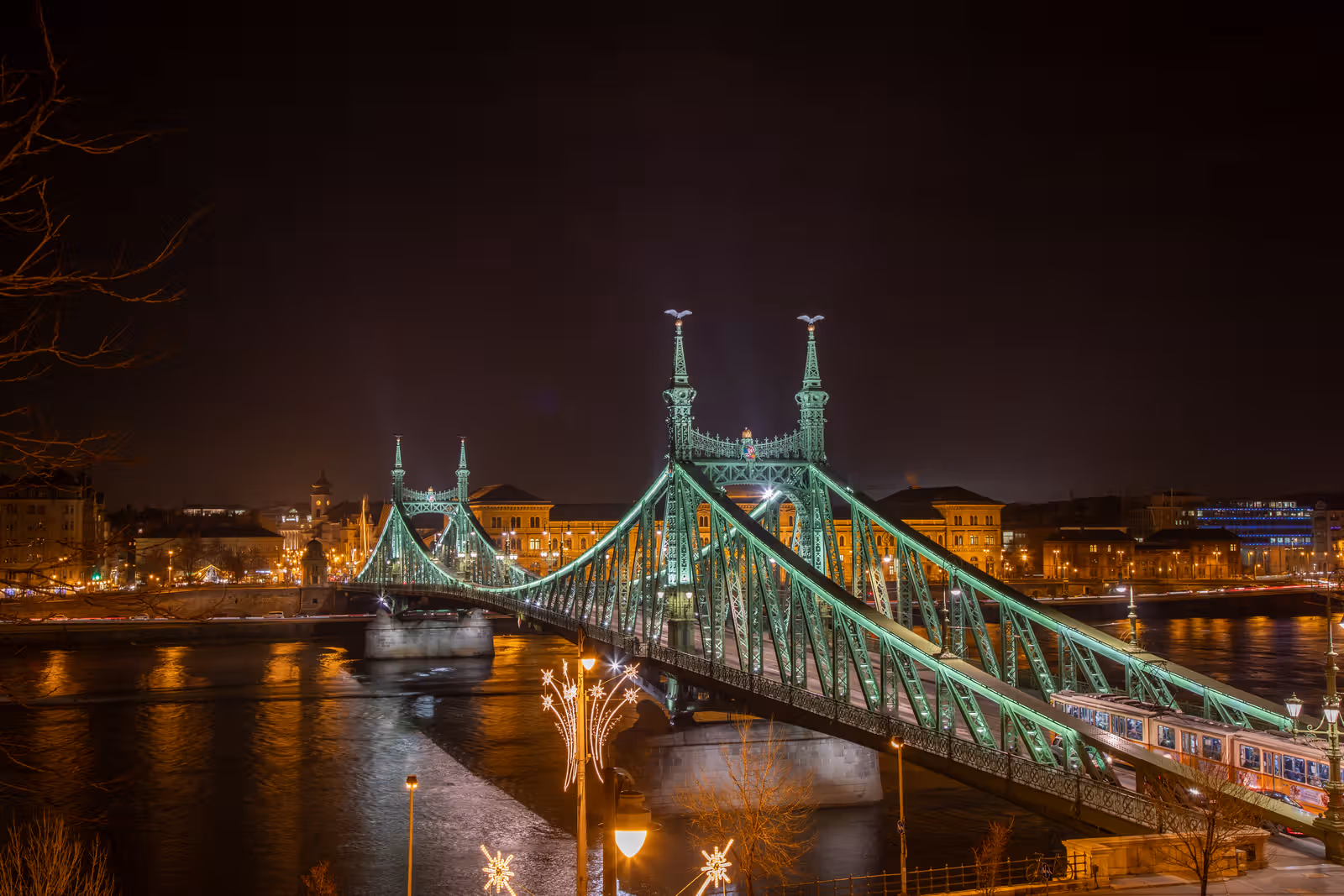Verlichte metalen brug bij nacht