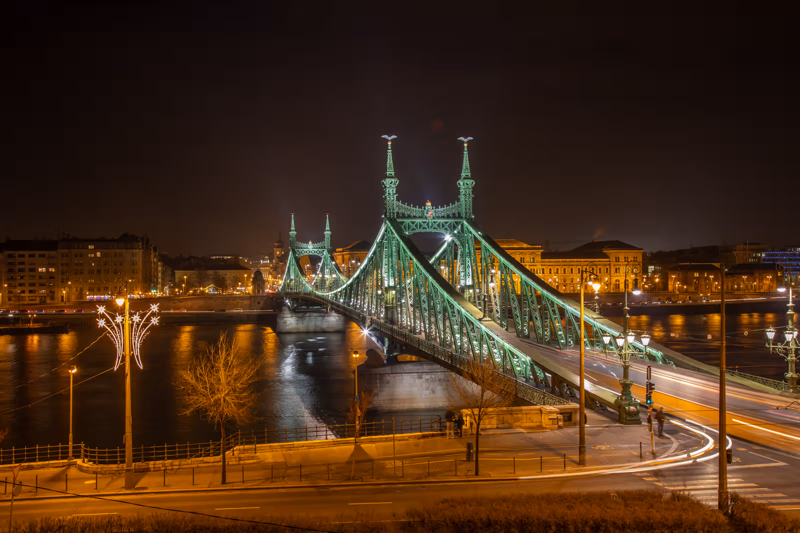 Groen verlichte brug bij nacht