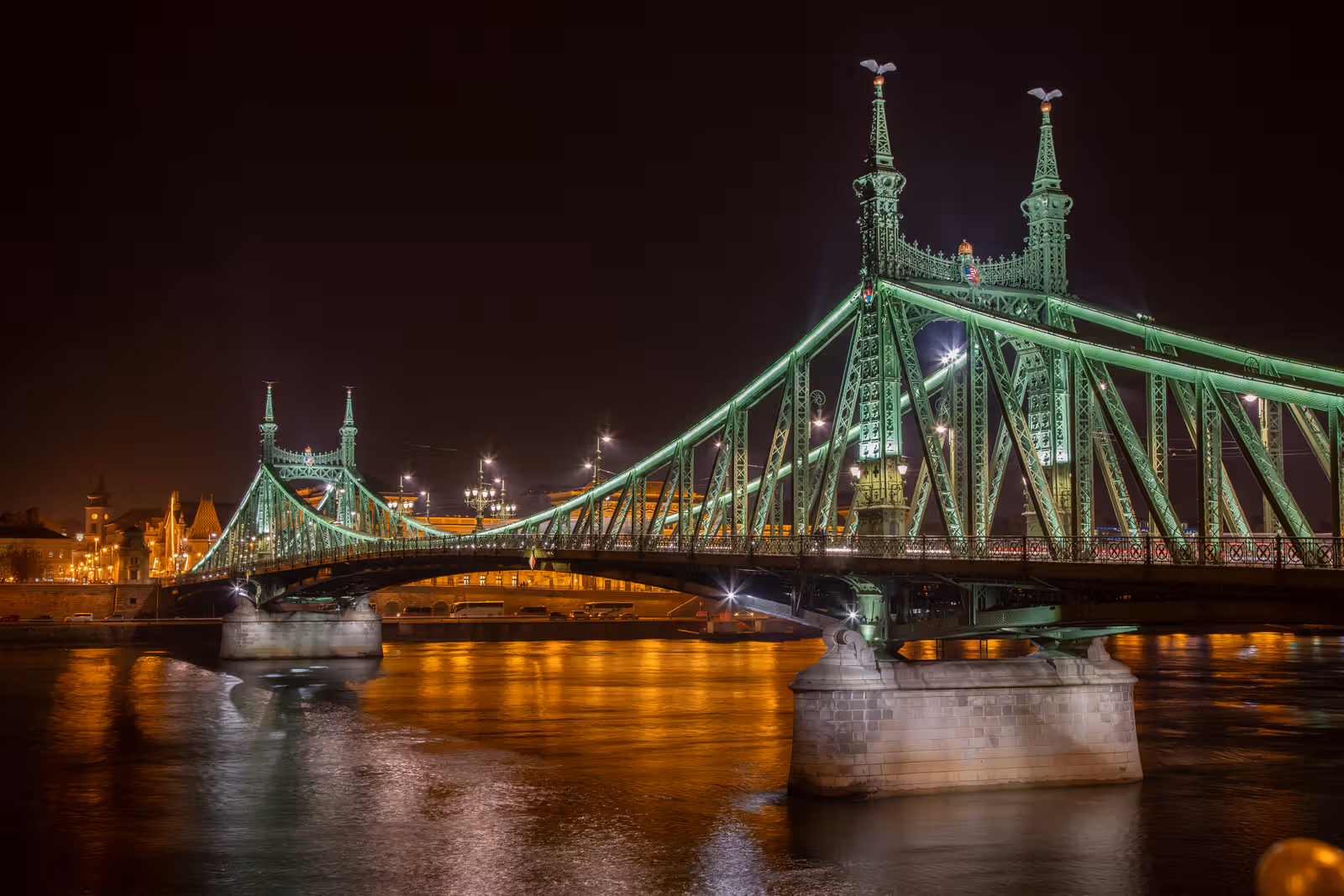Verlichte brug bij nacht