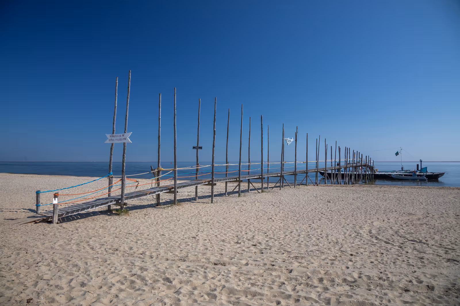 Houten steiger aan zee