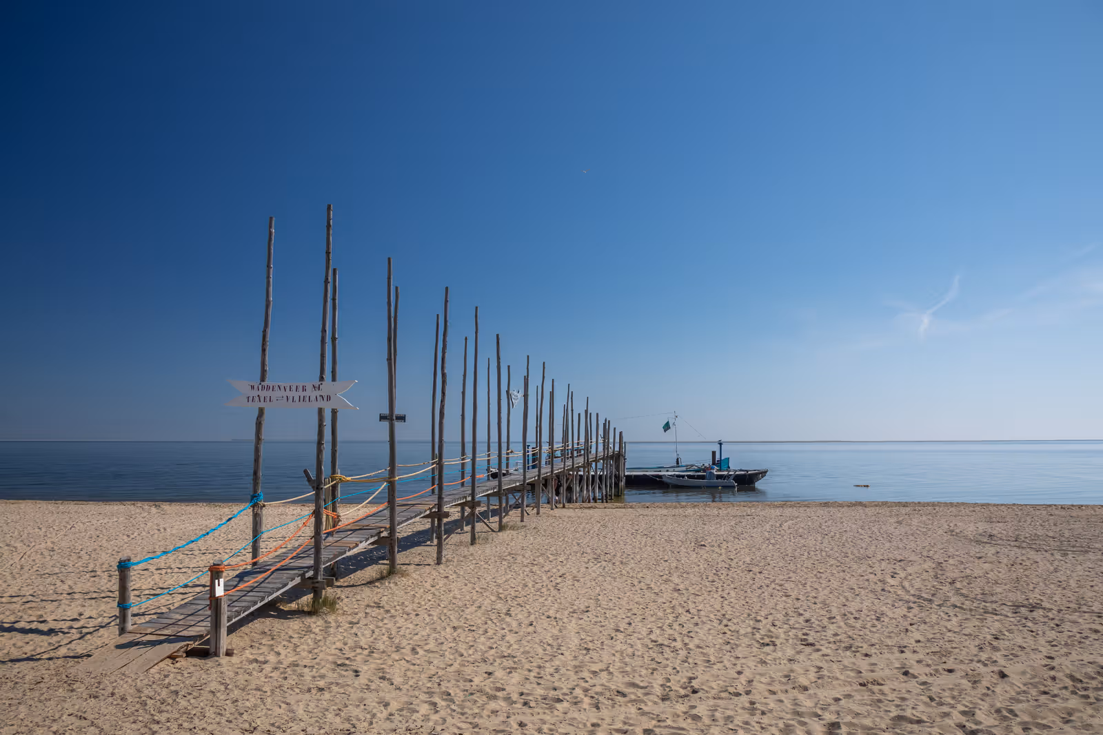 Houten steiger op het strand