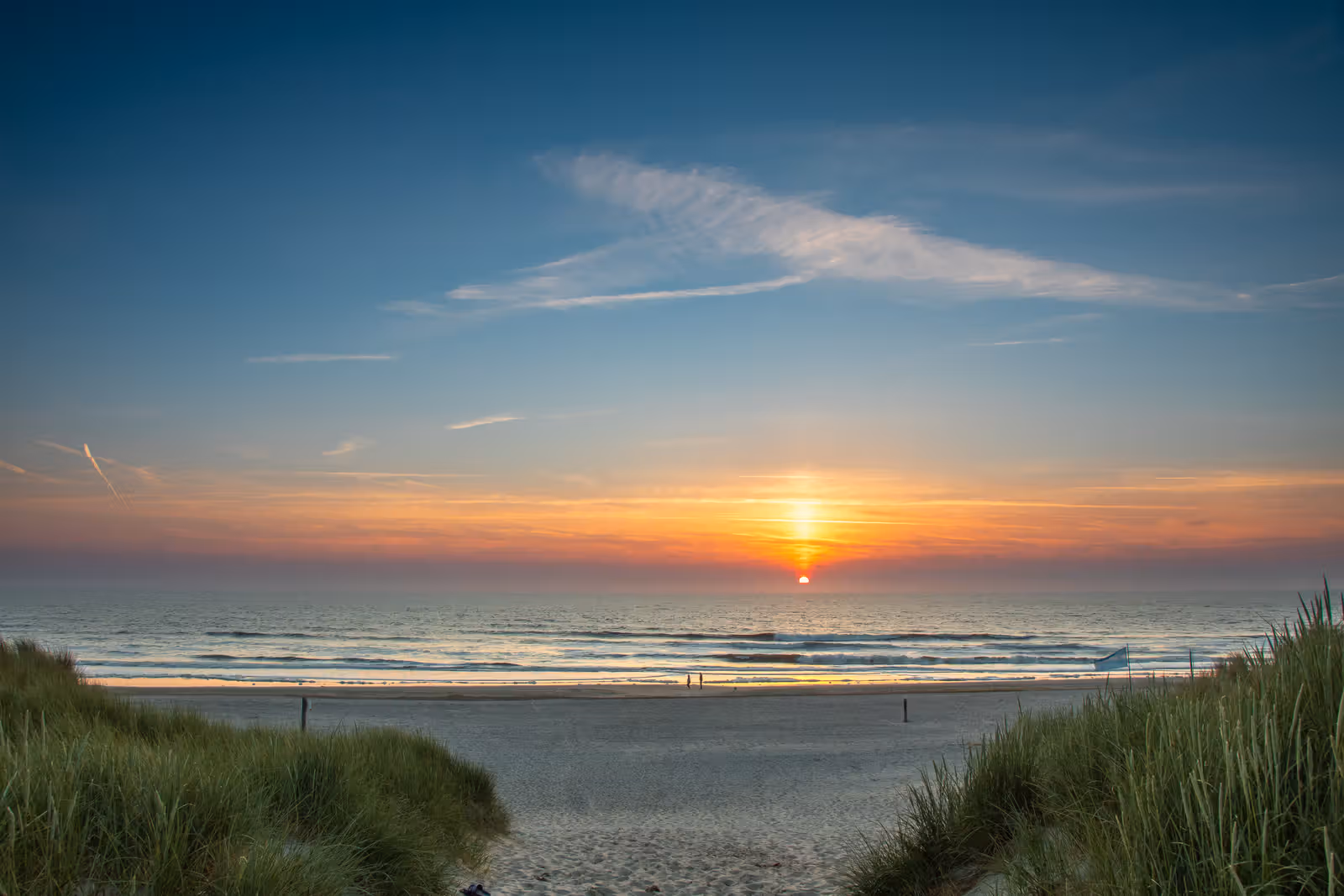 Strand bij zonsondergang