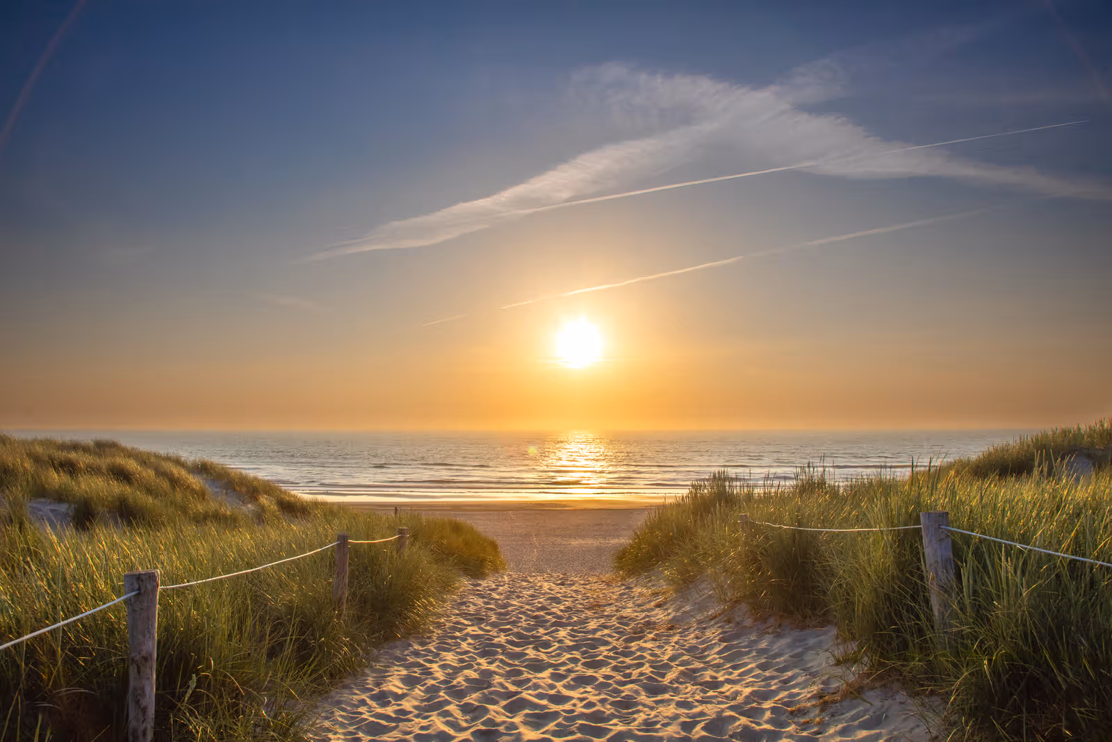 Duinpad bij zonsondergang