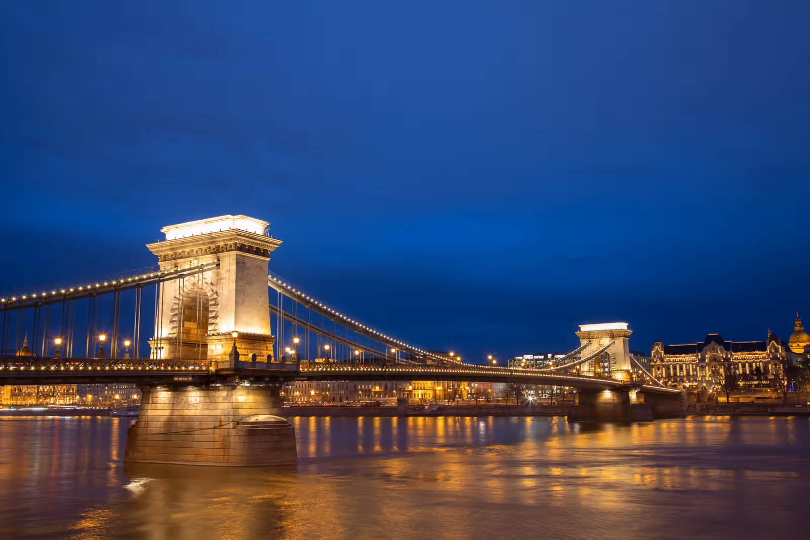 Verlichte hangbrug bij avond