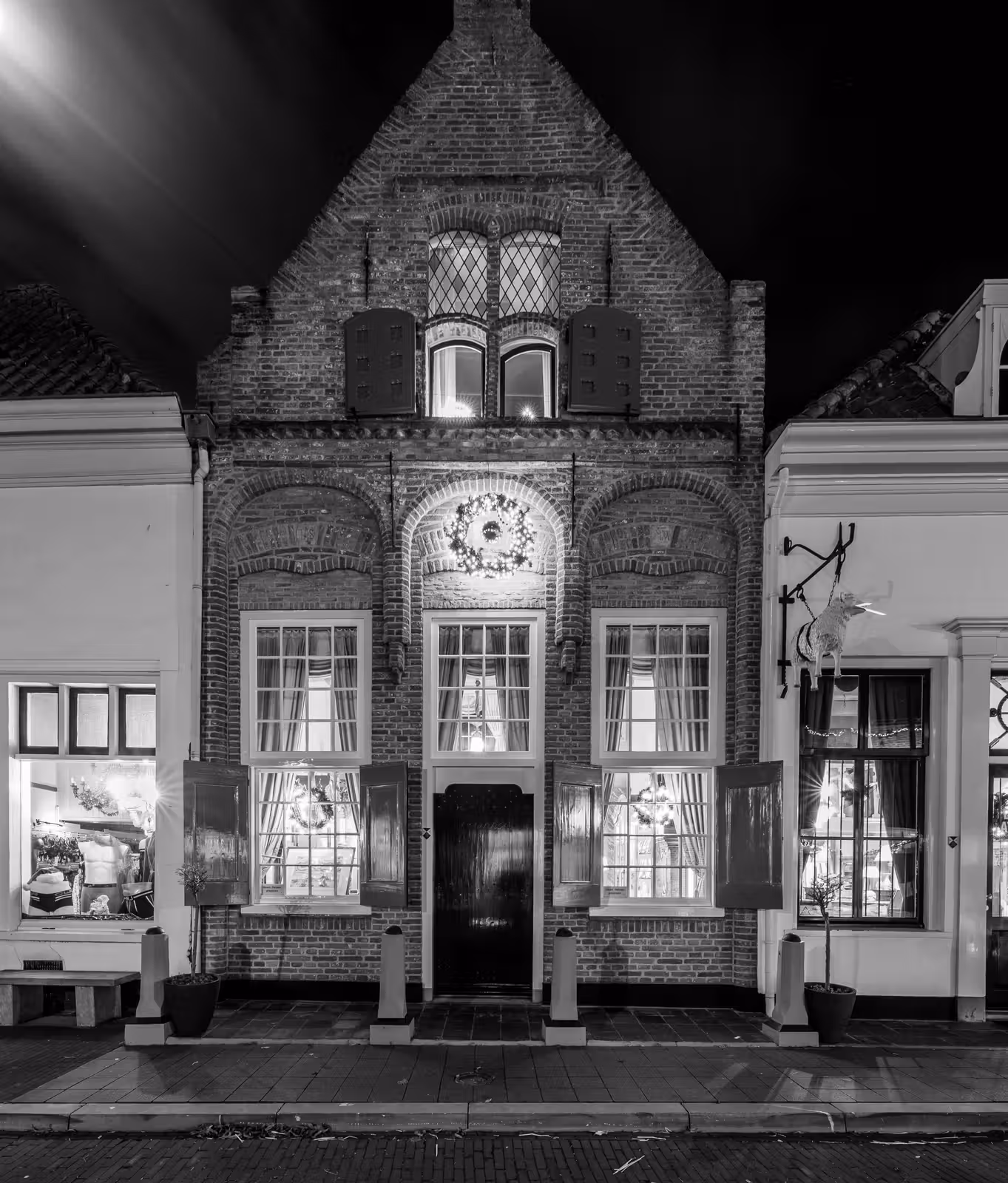 Historische bakstenen gevel bij nacht