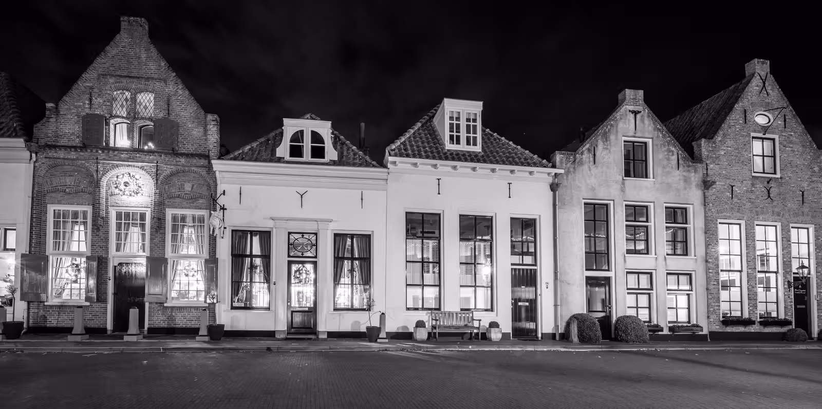 Historische gevelrij bij nacht