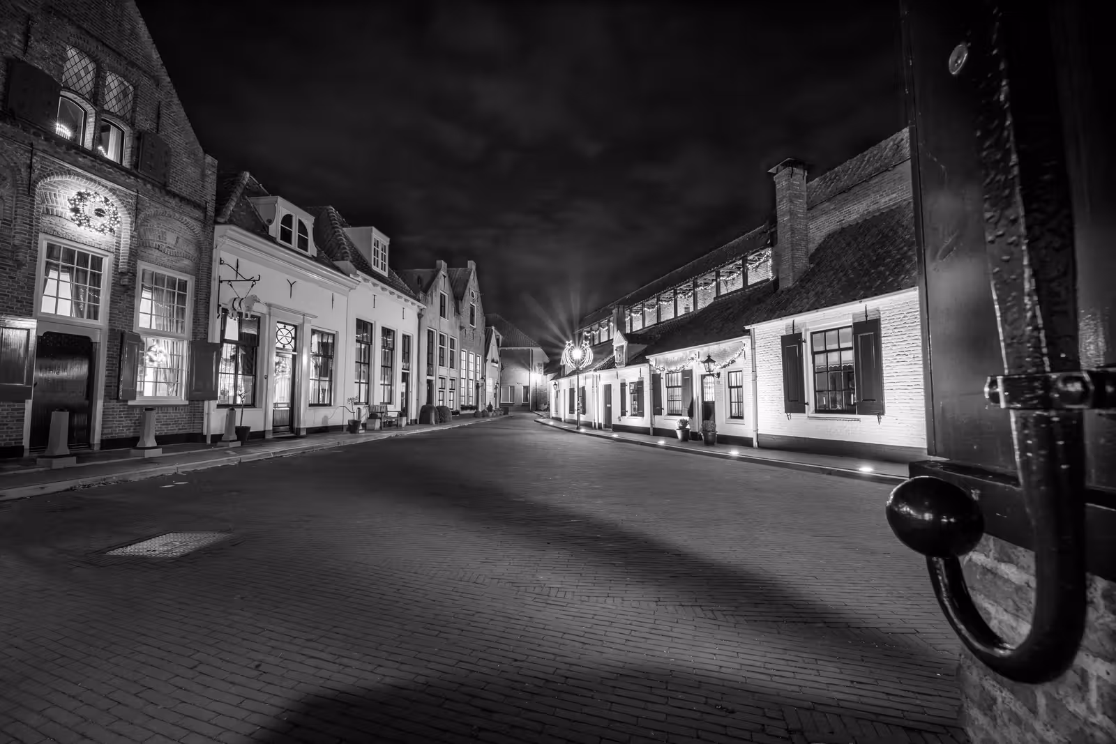 Historische straat bij nacht