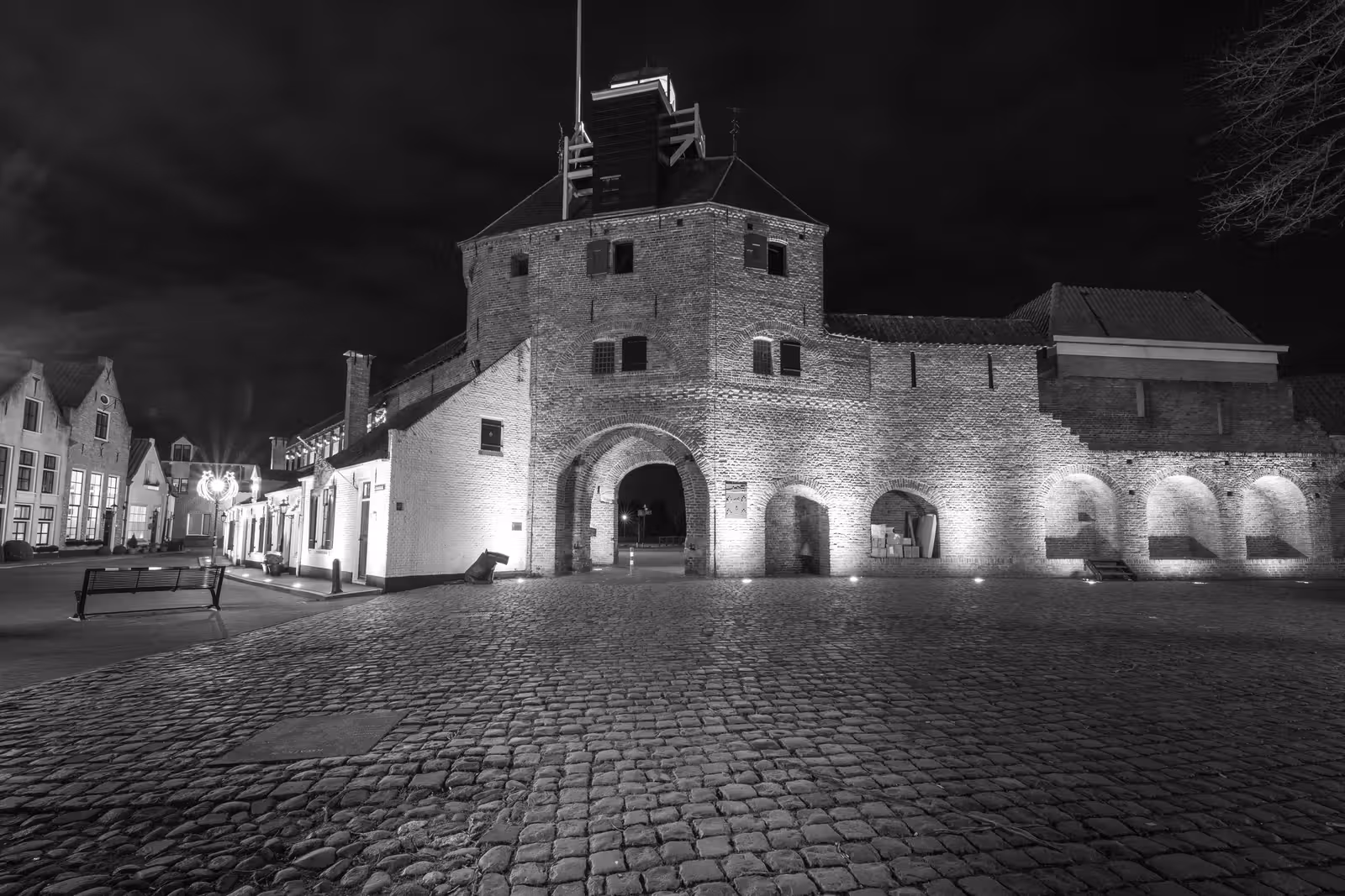 Verlichte stadspoort bij nacht