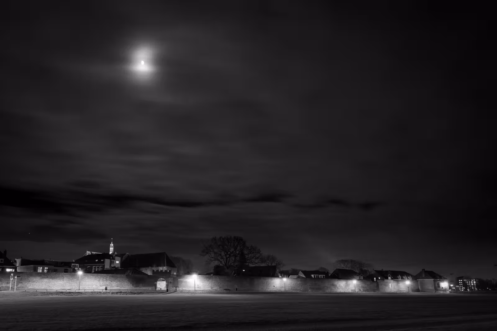 Stadswal bij nacht