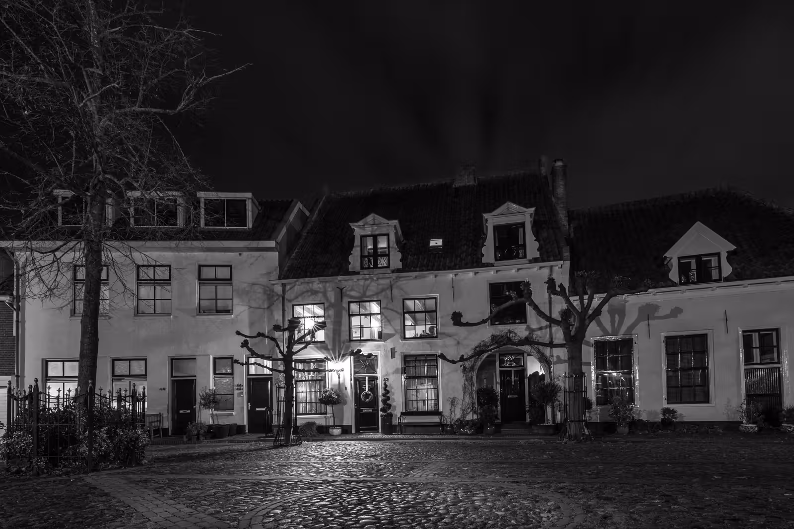 Oude gevels aan stil plein