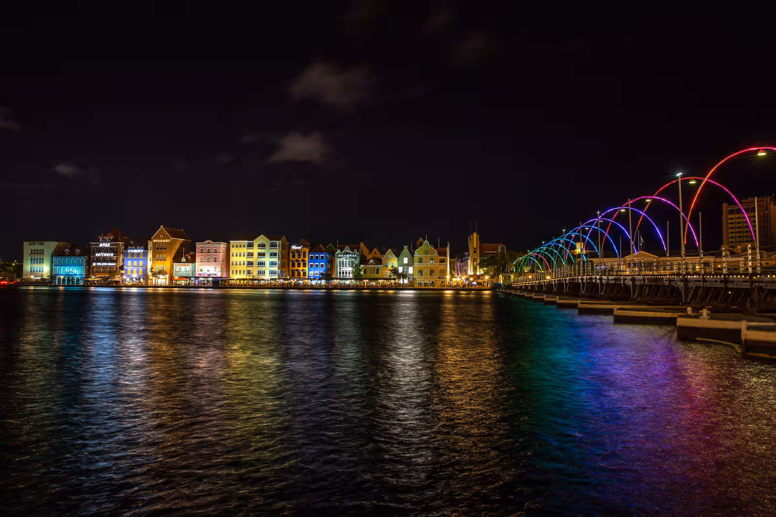 Verlichte kade met gekleurde brug