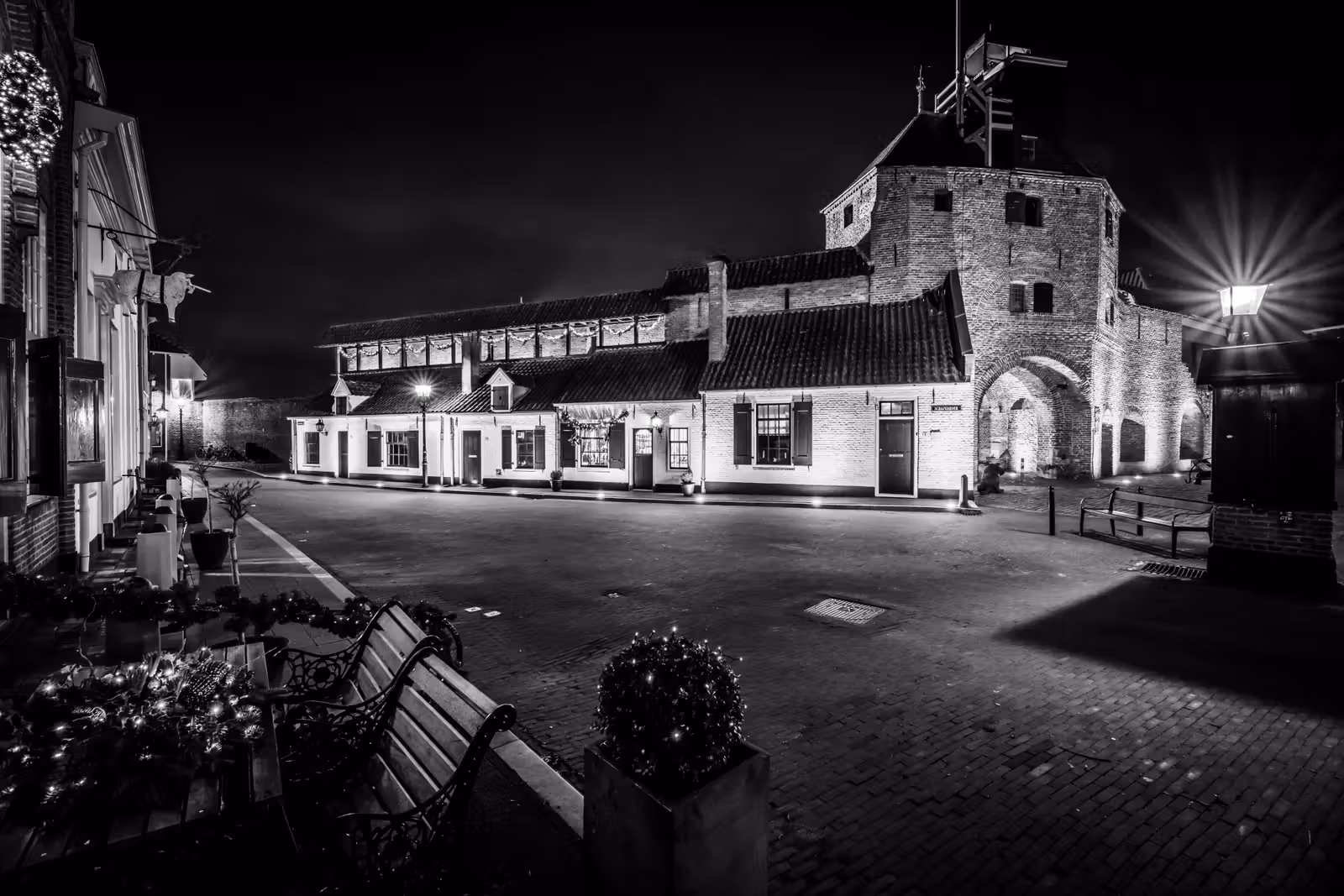 Verlichte stadspoort bij nacht