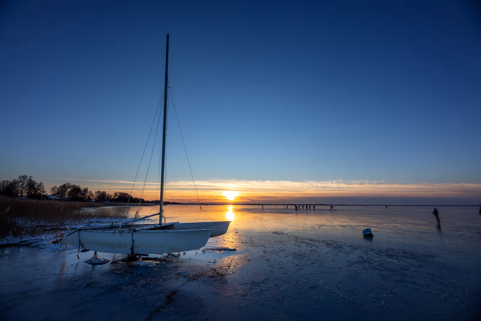 Zeilboot op bevroren water
