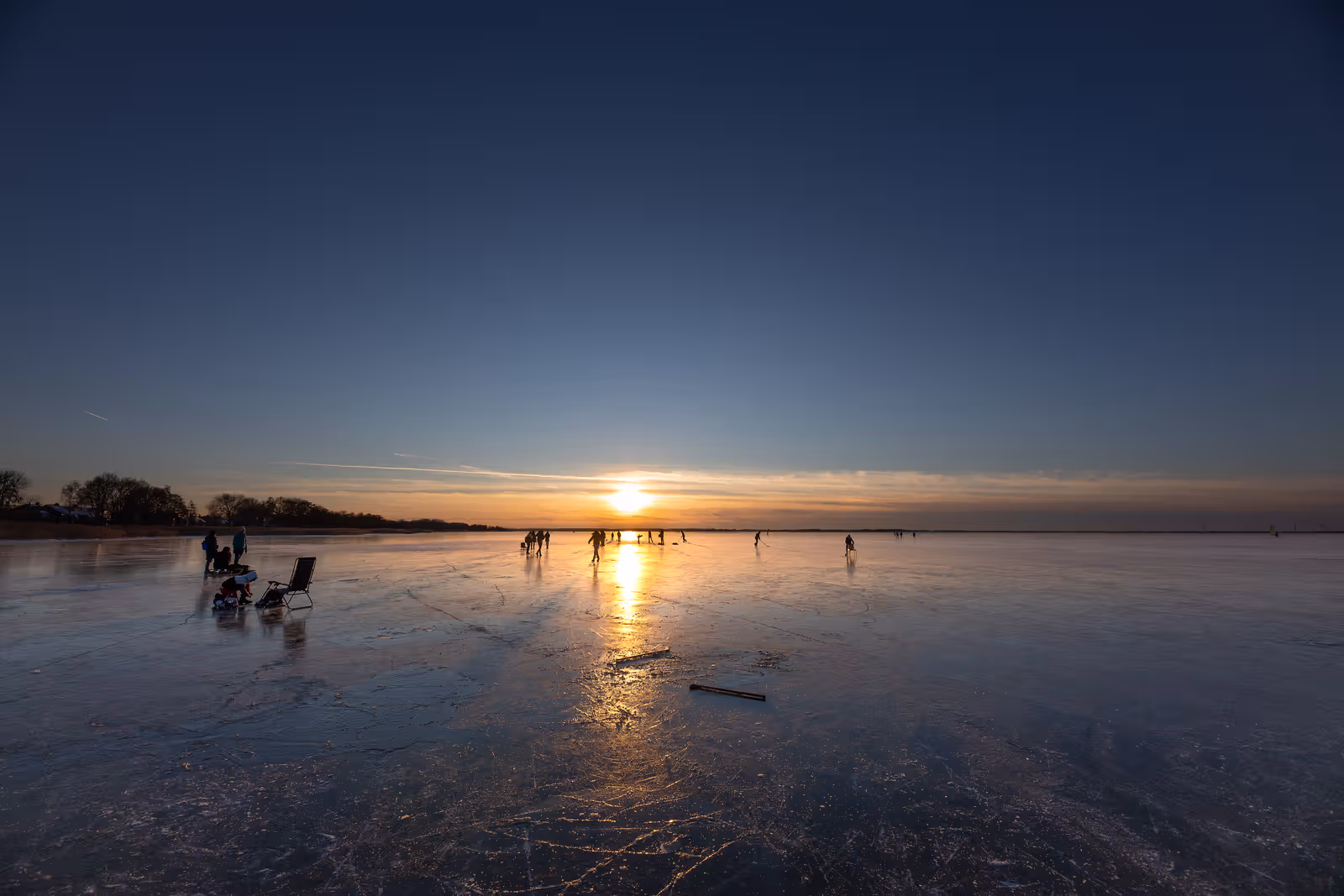 Bevroren water met schaatsers