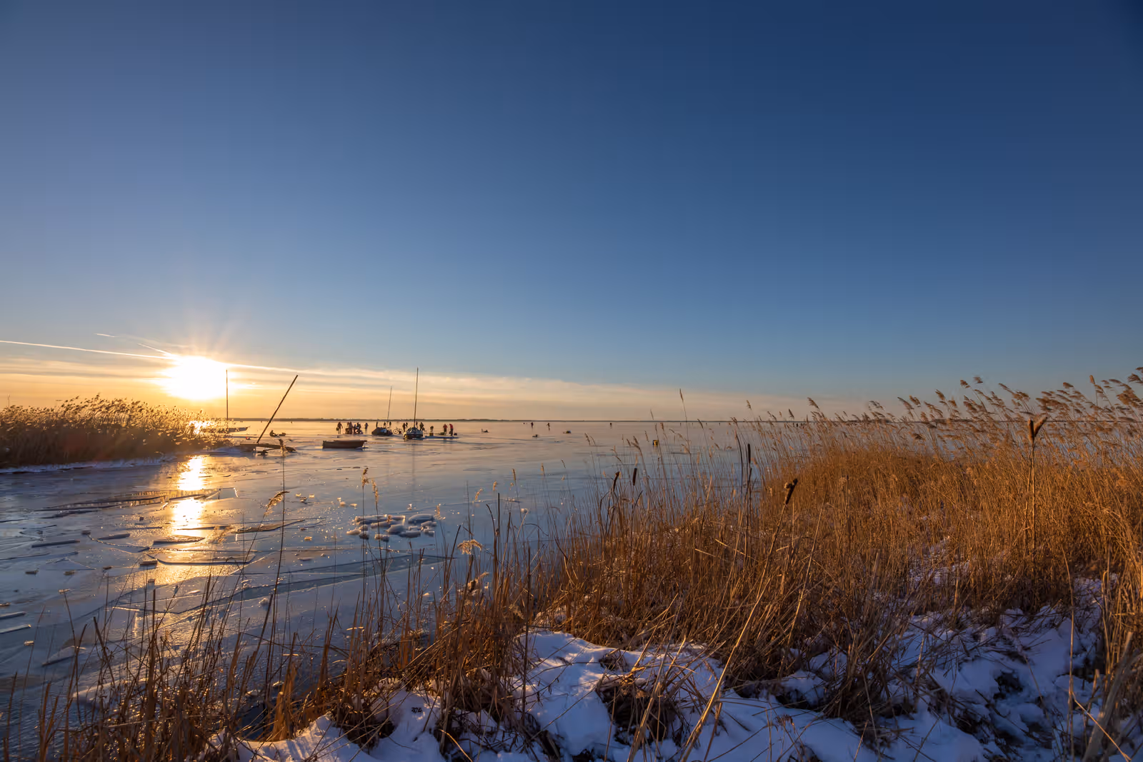 Bevroren meer bij zonsondergang