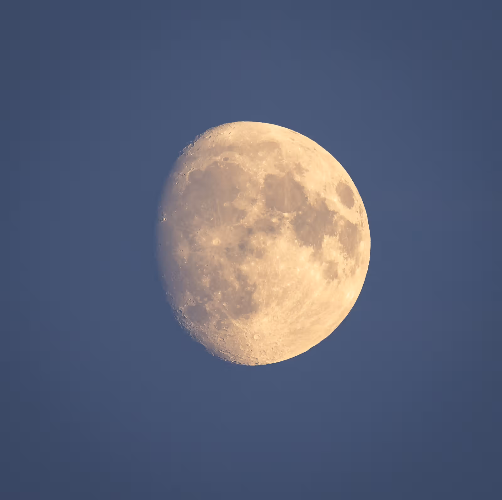 Maan in avondlucht