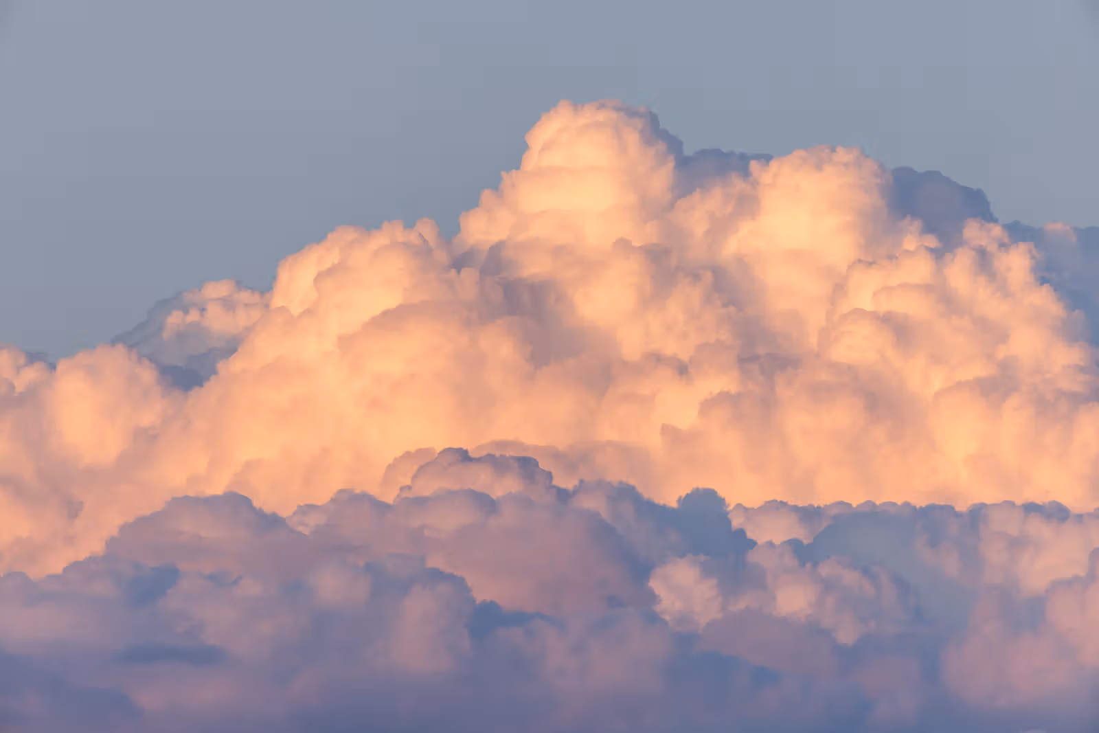 Wolkenmassa in warm avondlicht