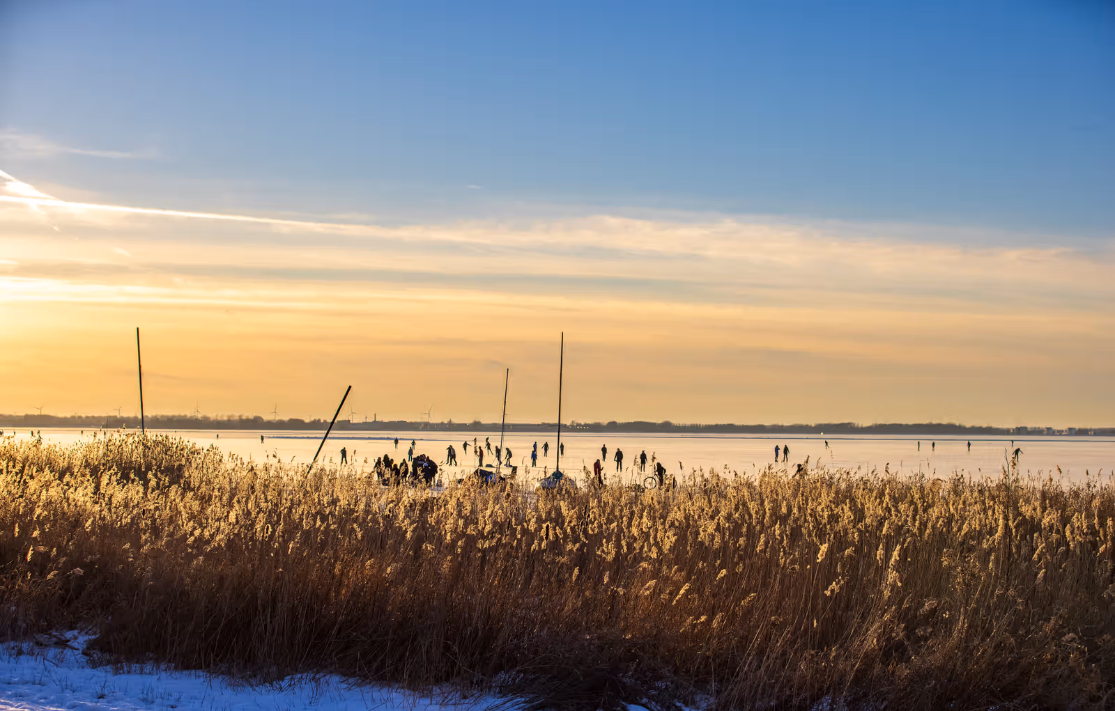 Bevroren meer bij zonsondergang