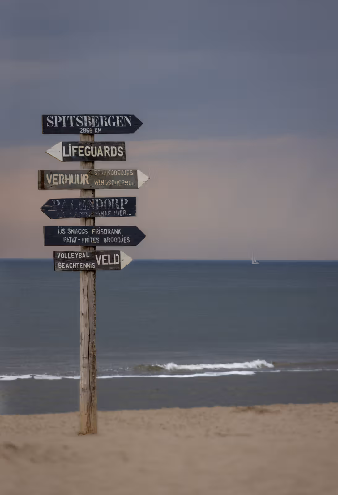 Houten strandwijzer
