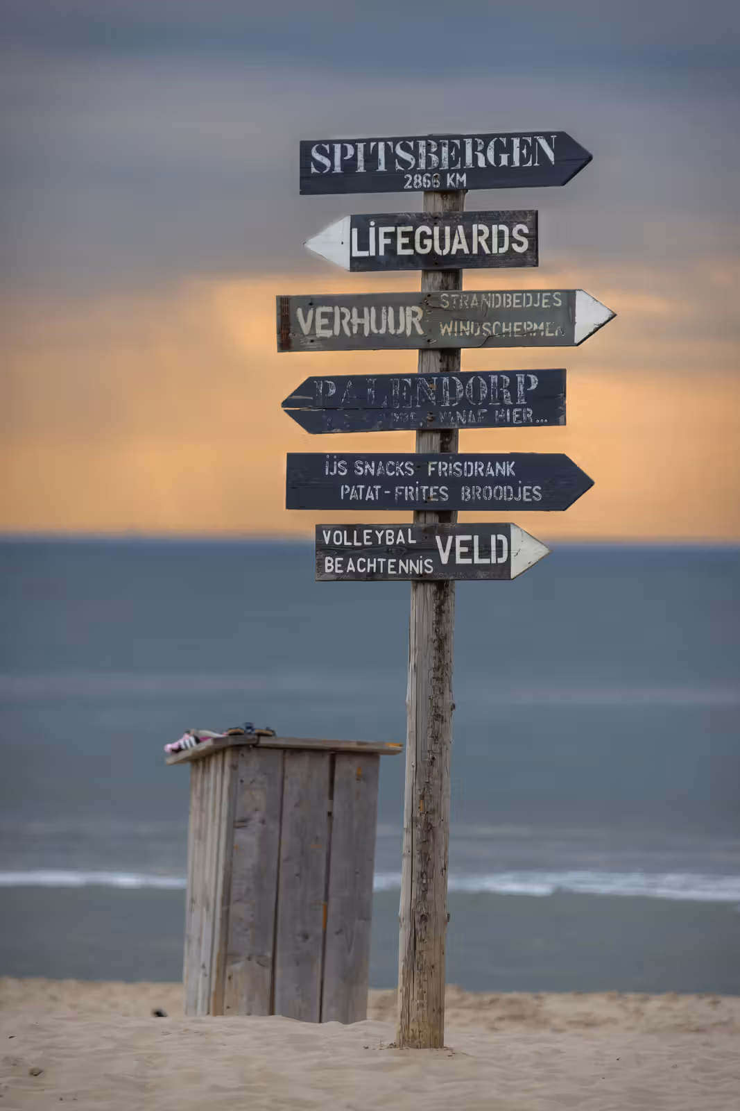 Houten strandwegwijzers