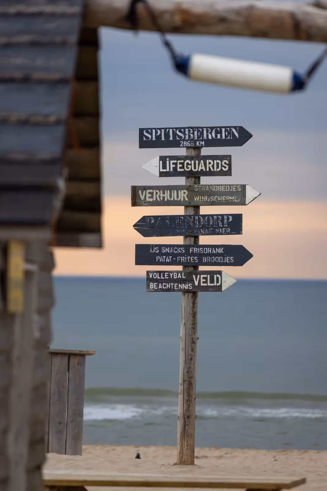 Houten richtingwijzer op het strand