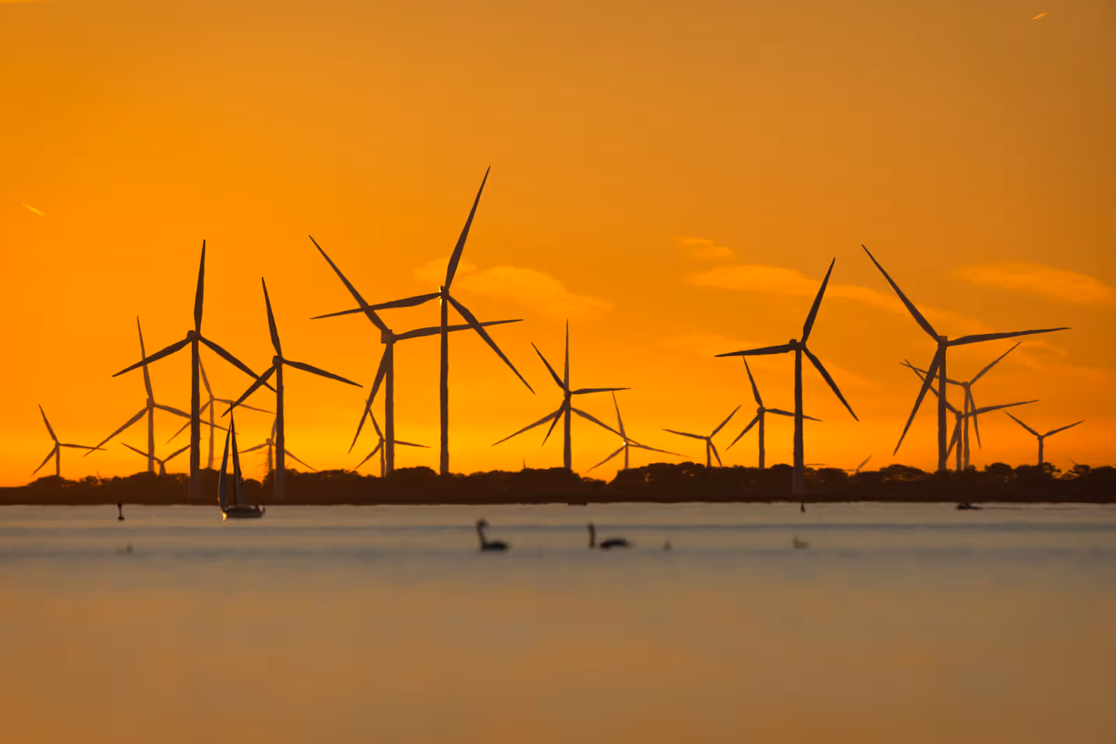 Windmolens bij zonsondergang