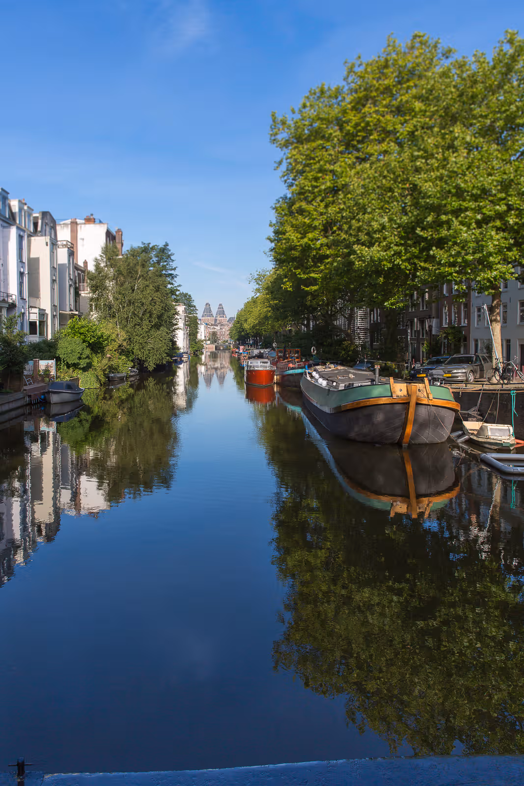 Kanaal met aangemeerde schepen