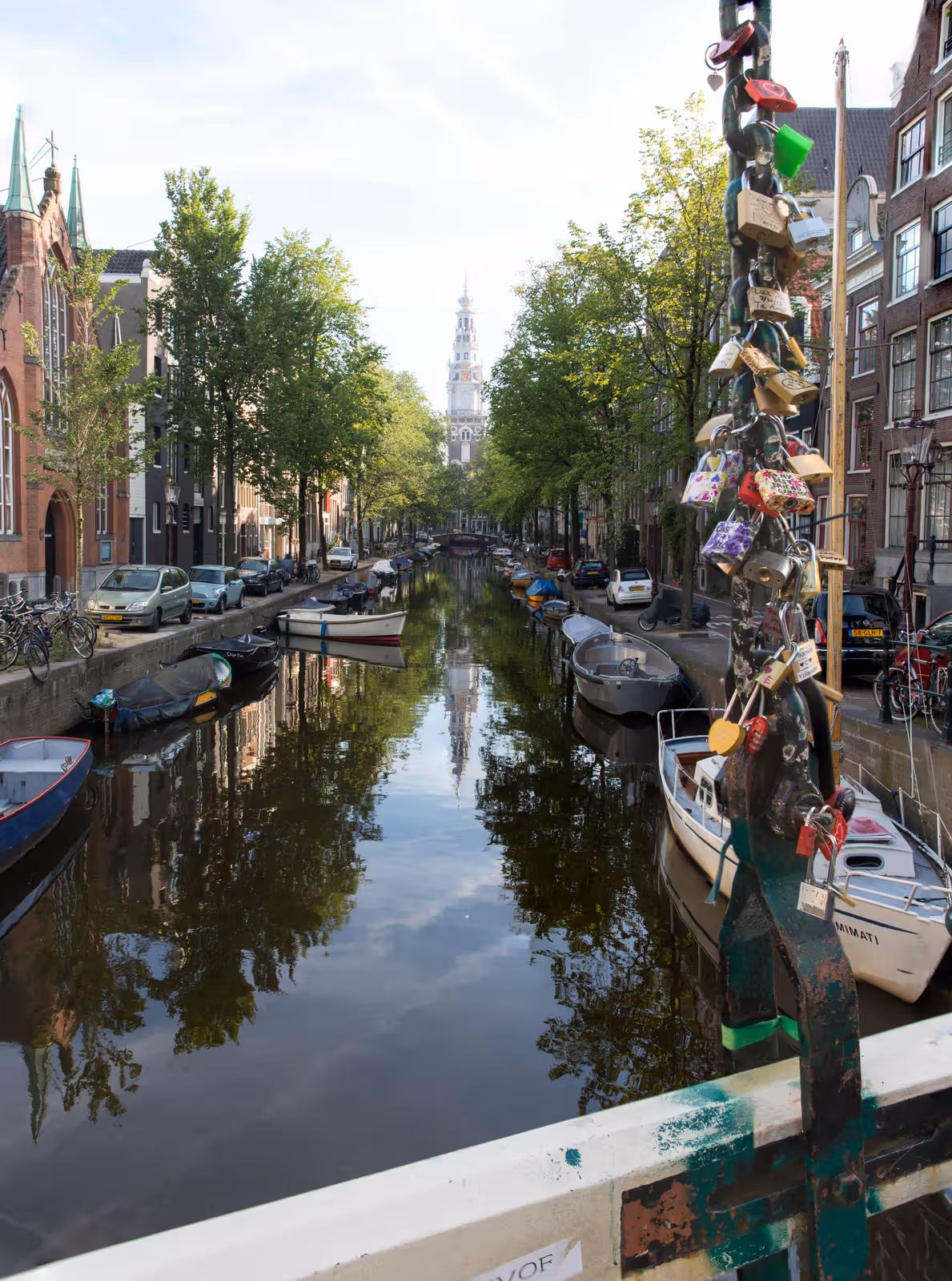 Gracht met bootjes en liefdessloten