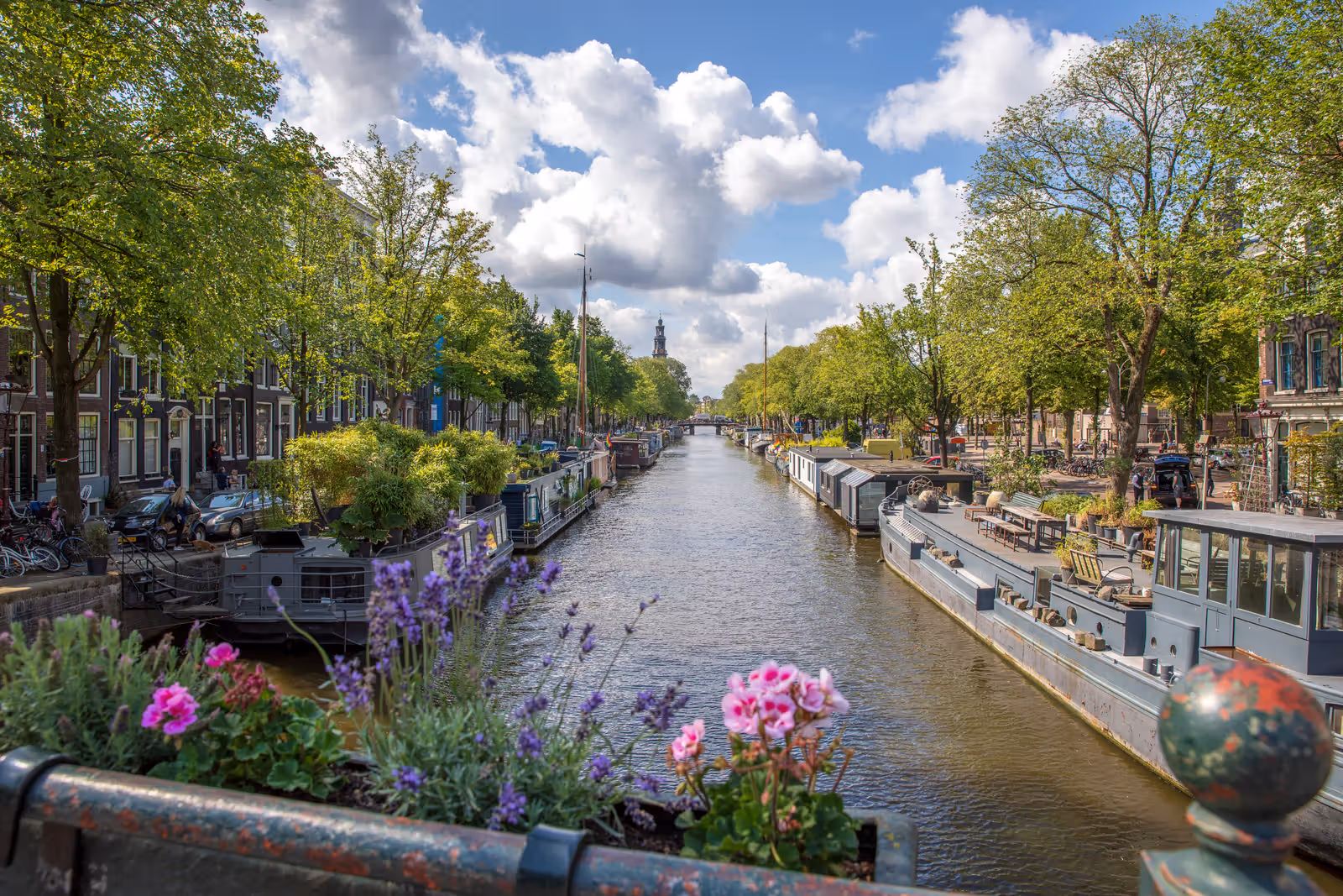 Grachtenzicht met bloemen op brug