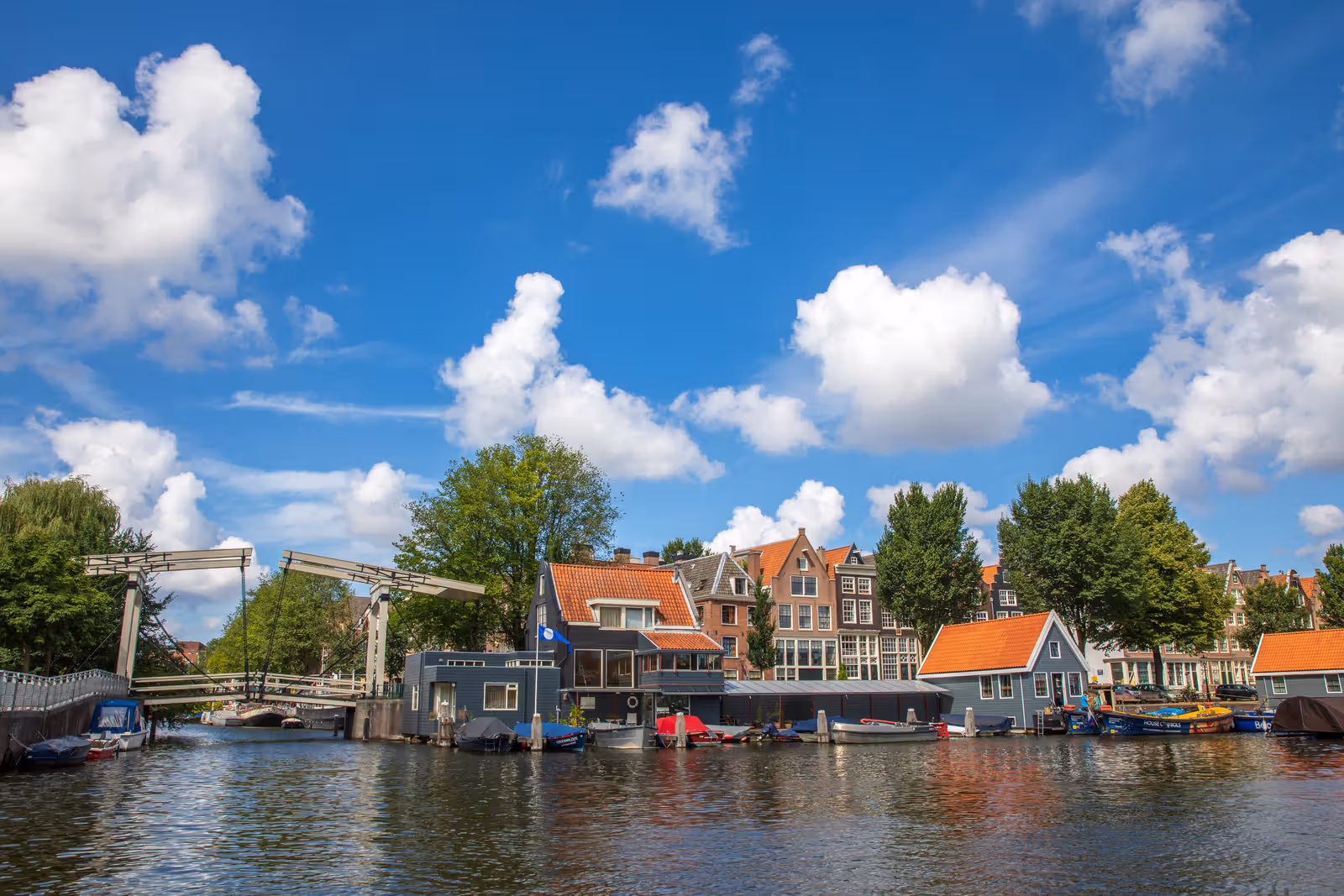 Kanaal met ophaalbrug en kade