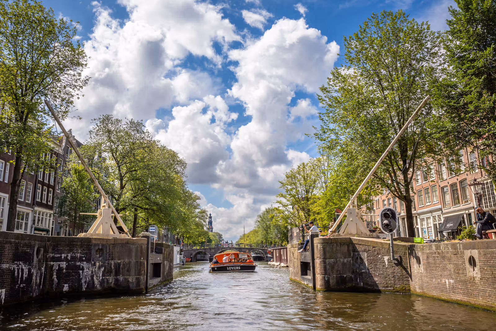 Gracht met rondvaartboot