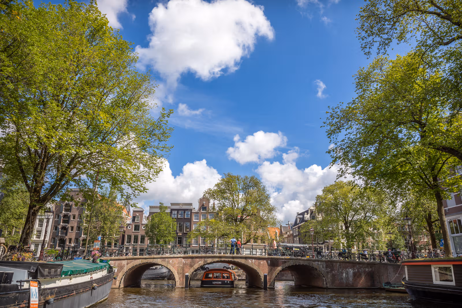 Gracht met boogbrug