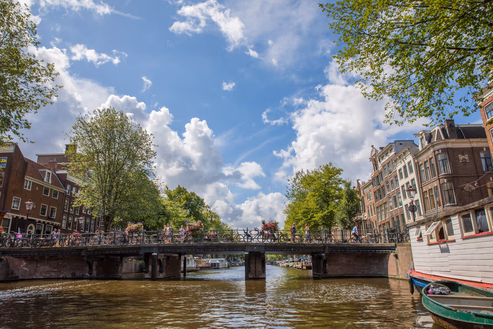 Gracht met brug en wolkenlucht