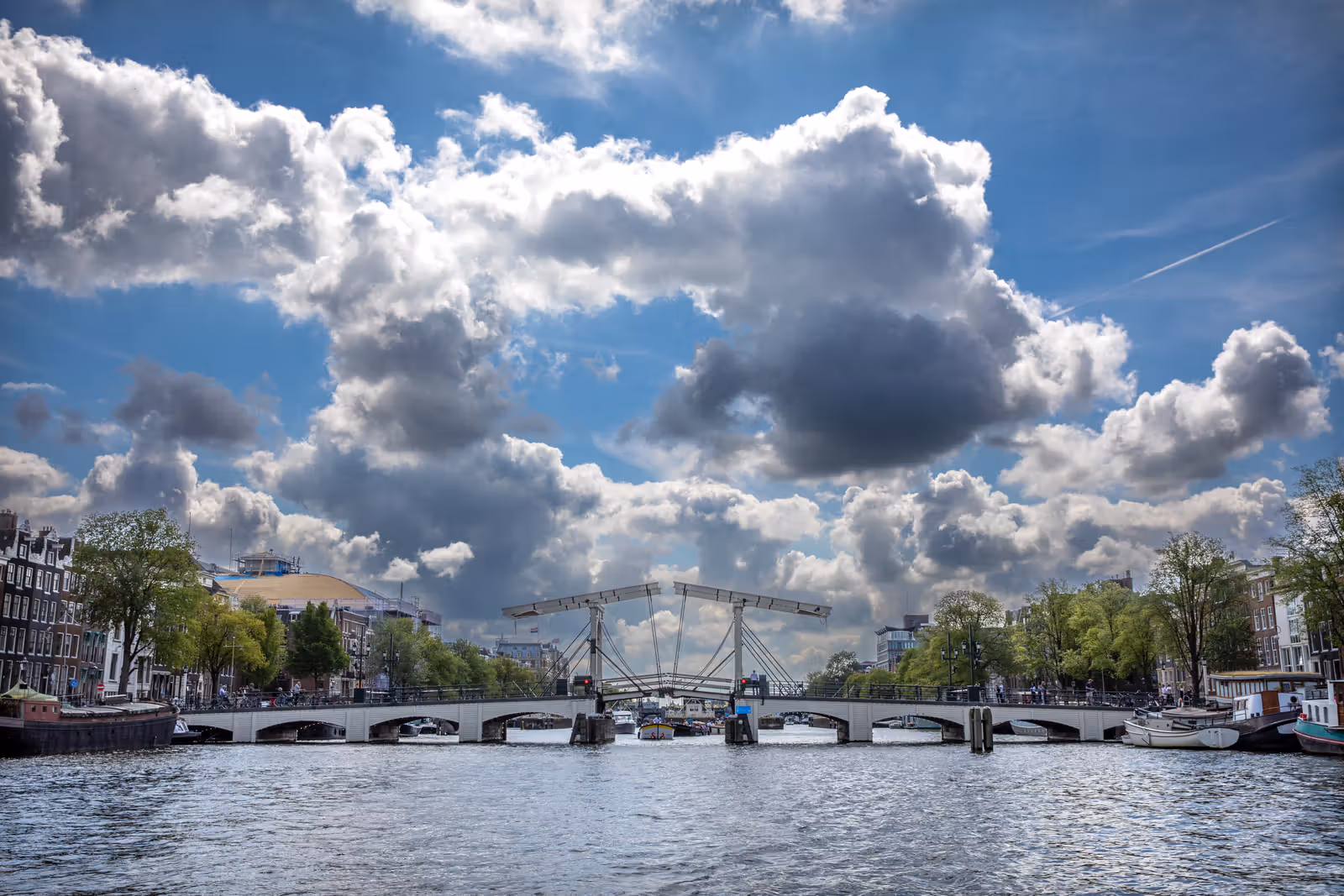 Brug over gracht onder dramatische lucht