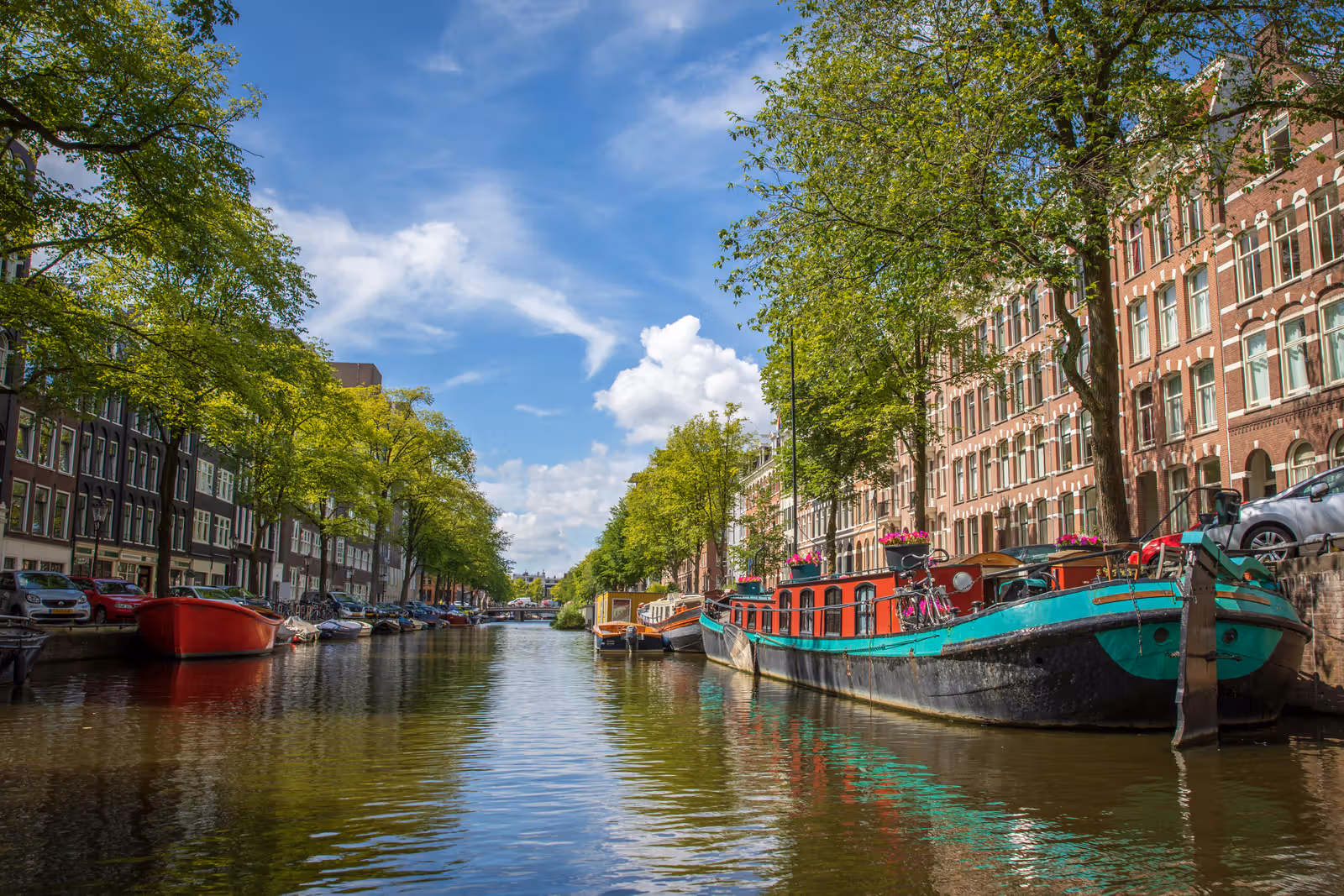 Gracht met kleurrijke woonboot