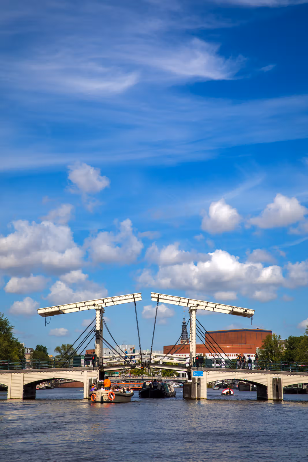 Ophaalbrug en boten