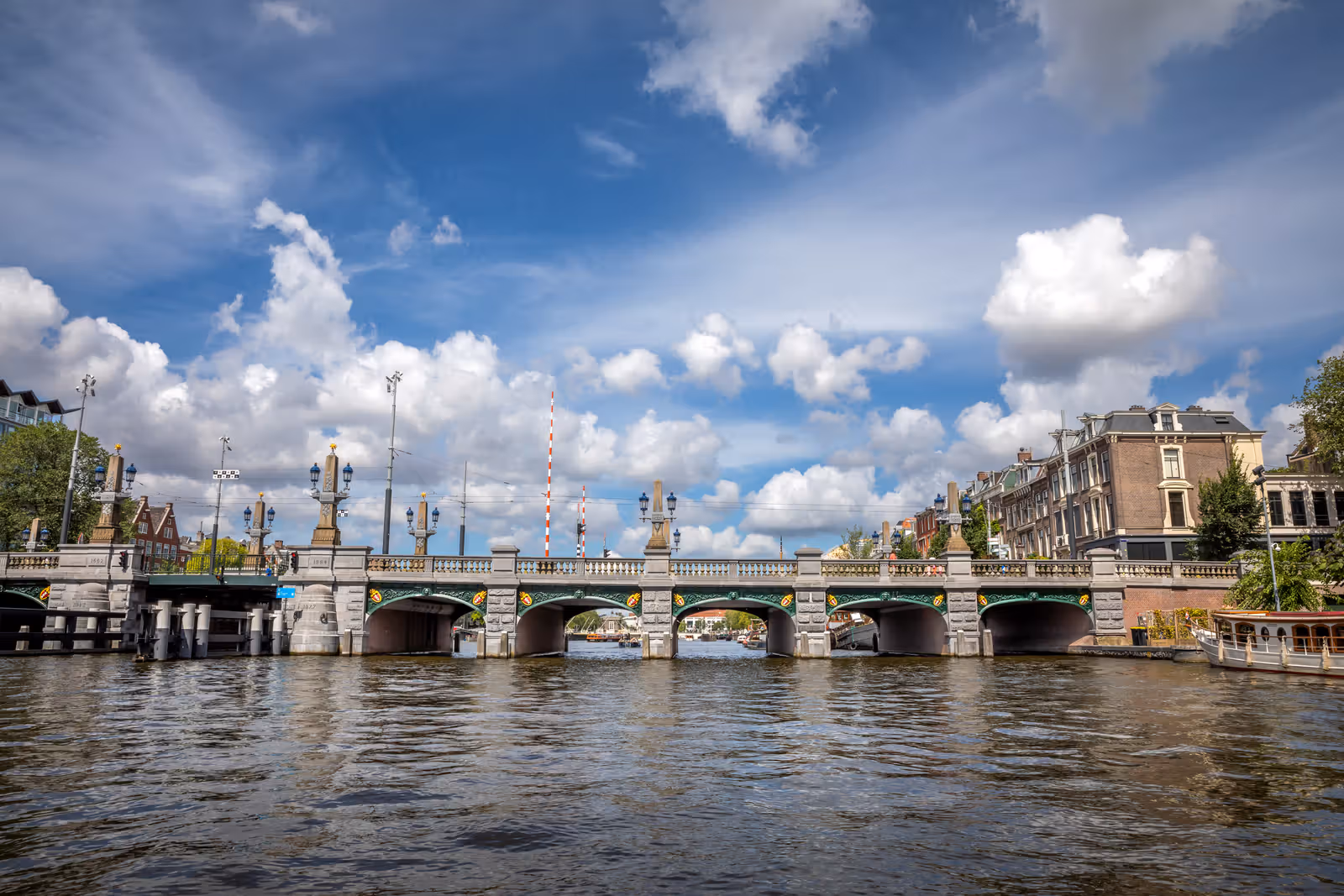 Sierlijke grachtbrug