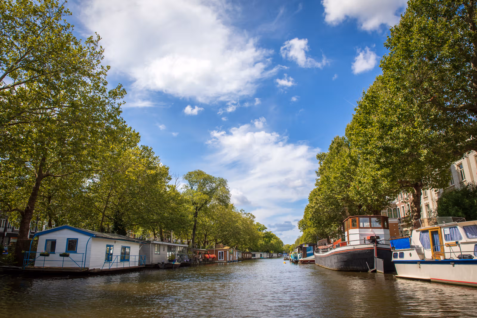 Gracht met woonboten
