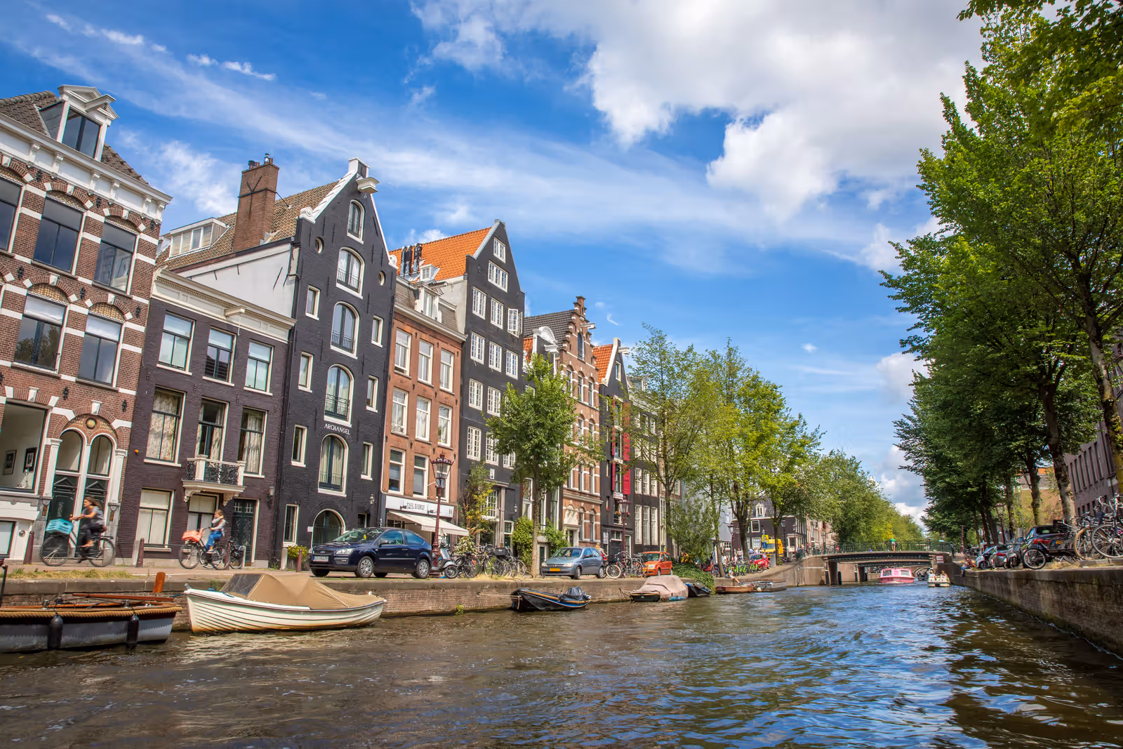 Gracht met historische gevels