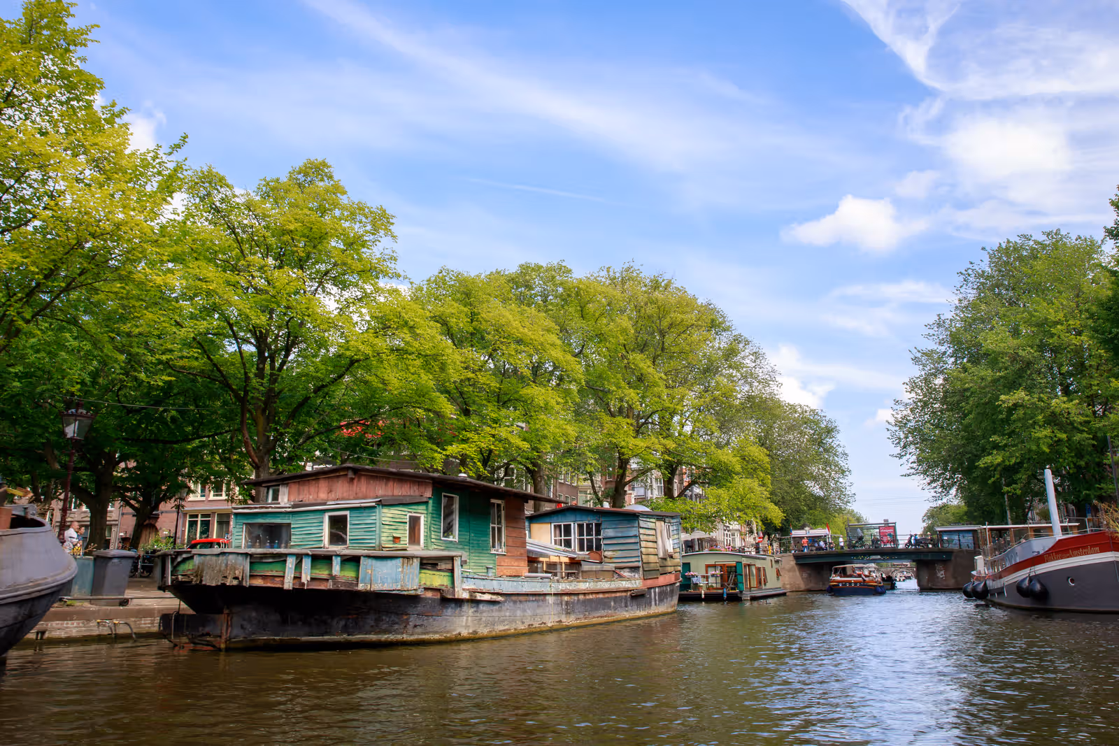 Huisboten langs gracht