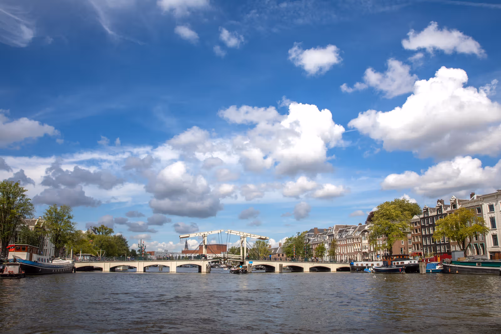 Grachtenzicht met ophaalbrug