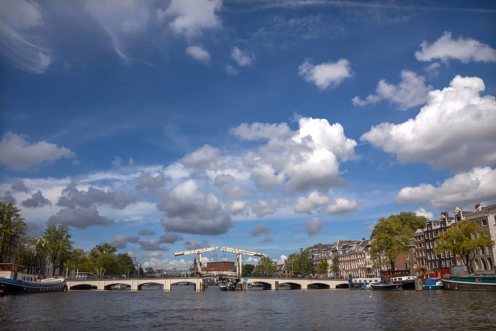 Gracht met ophaalbrug