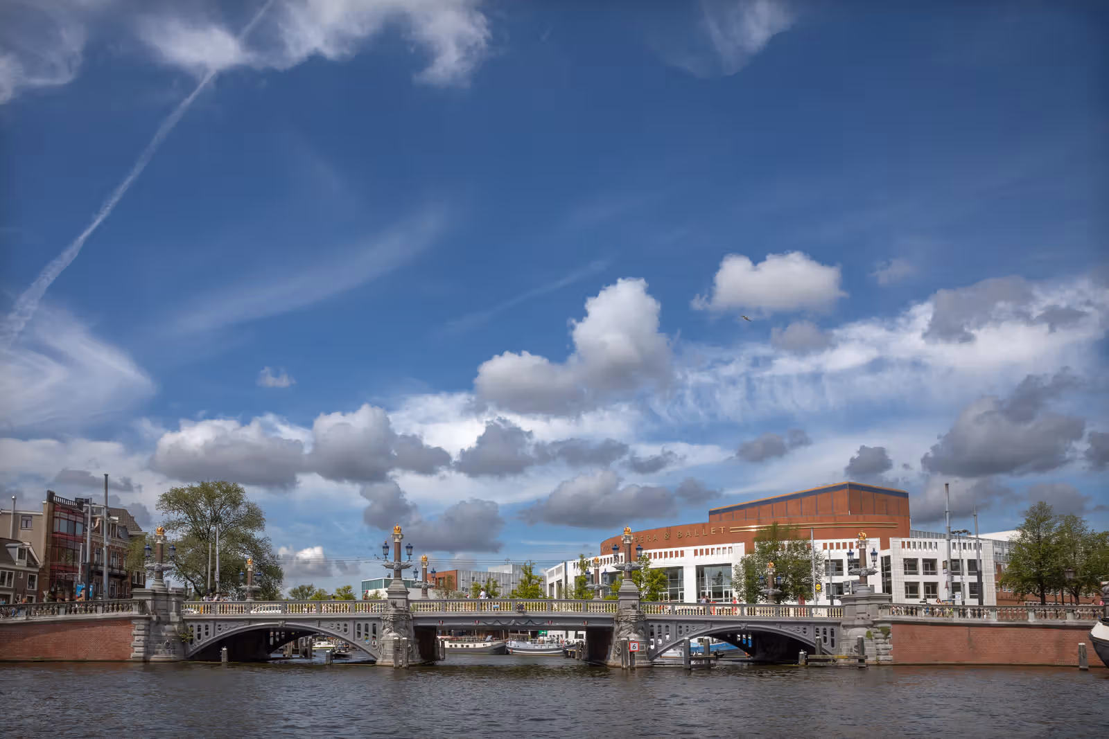 Brug bij water met theater
