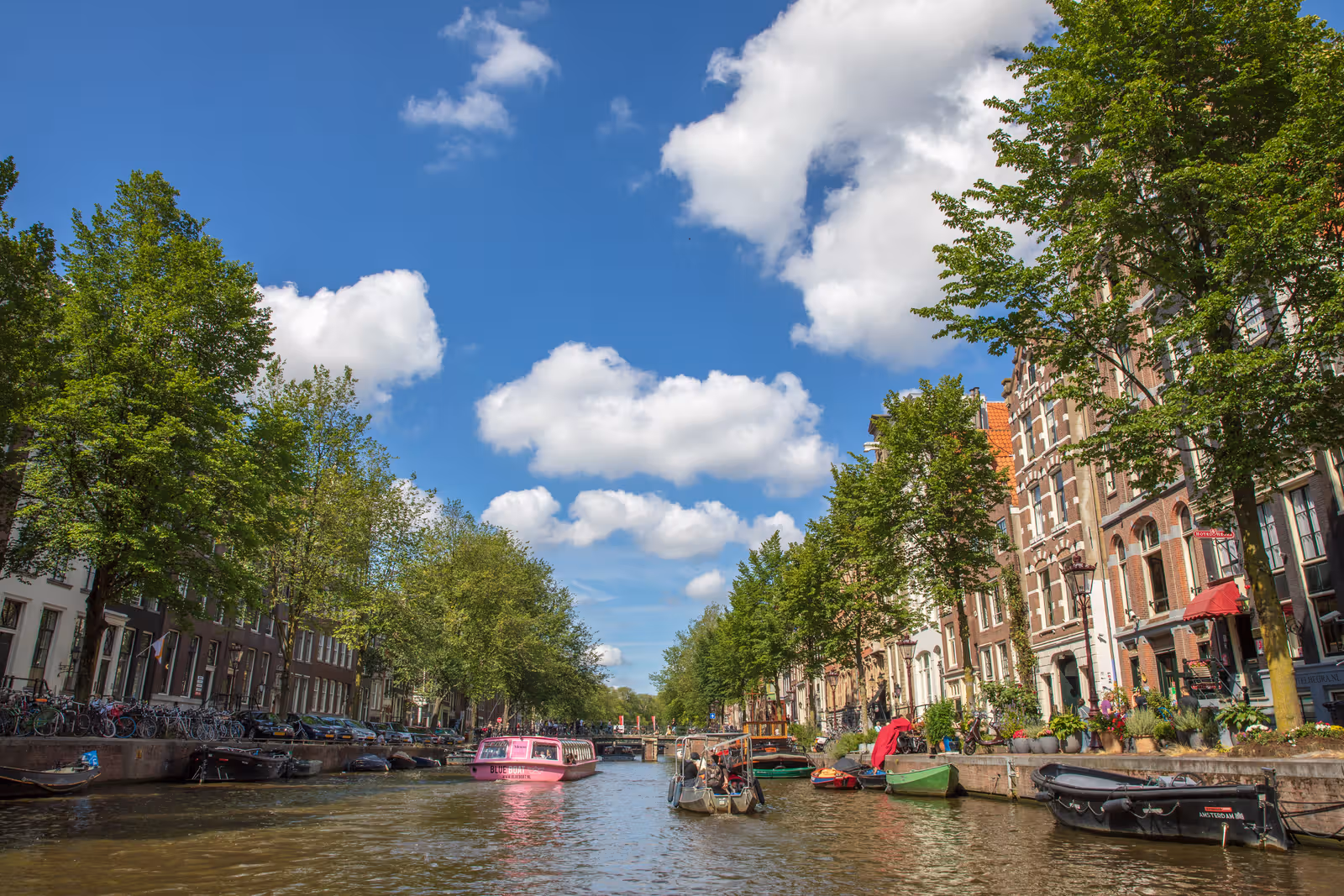 Zonnige gracht met boten