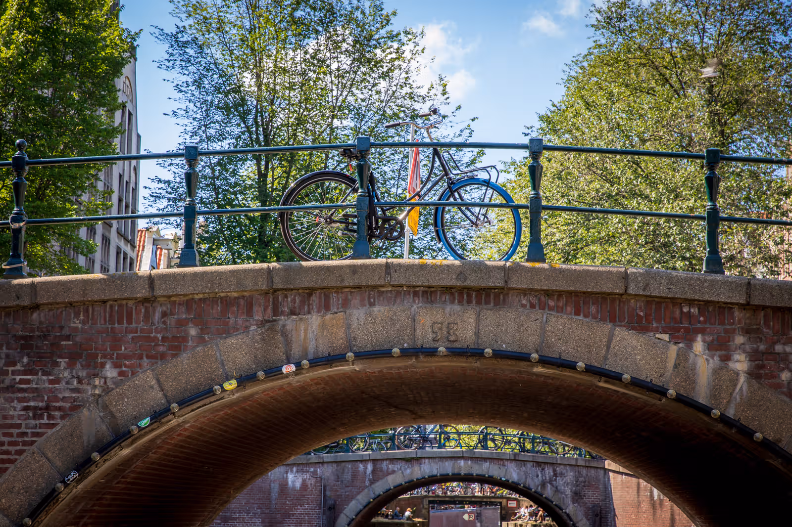 Fiets op grachtbrug